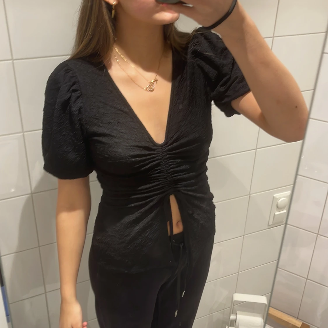 Svart topp med detaljer 