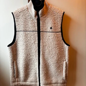 Morris väst - Säljer nu min sjukt snygga Morris väst då den inte kommer till användning (Har en till som är väldigt lik). Sparsamt använd så den är i riktigt bra skick. Hör av er vid intresse eller fler bilder. Priset är inte hugget i sten😁