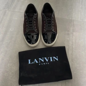  Lanvin - Lanvins med den sällsynta färgen vinröd. Skorna har storlek uk7 som motsvarar ca 41-43 och skicket e 7/10, (tvättar vid köp) endast dustbag och extra snören ingår.  Priset är ej hugget i sten och kan diskuteras vid snabb affär. Tveka inte på o fråga vid funderingar🙌🏼