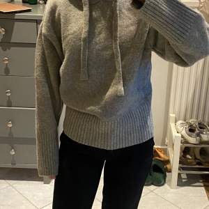 Säljer denna jättemysiga sköna stickade tröjan med livs från Zara. Den passar verkligen att ha till jeans, kostymbyxor eller en kjol men också att ha hemma som myströja. Den är aldrig använd så den är inprickat som helt ny.