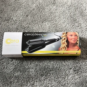 Cera Deep Wave Locktång - Säljer en Cera Deep Wave locktång, perfekt för att skapa djupa vågor i håret. Den har keramiska plattor för jämn värmefördelning.  Är ny säljer pga har redan en. Priset kan diskuteras vid snabb affär