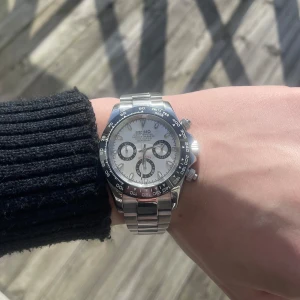 Seiko Daytona Panda Mod - Seiko Daytona panda. Klockan är 39,3mm och är kronografisk. Boett och armband är i rostfritt stål.