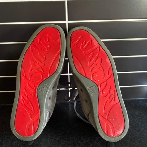 Grå sneakers med nitar - Snygga grå sneakers i mocka med nitar på. Mockanr väldigt fin, om man vill så kan man köpa med ett mocka kit som gör att man kan fräscha upp dom efter användning. Nitarna är lite slitna men syns inte när man går. Säljer dessa snygga skor för dom passar inte mig längre. Inget org tillgår. Storlek 42 men passar även 43. Priset är inte hugget i sten så går att förhandlas. Hör gärna av er innan ni köper eller om ni har frågor. :)
