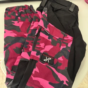 Byxa från RevolutionRace - Som ny, använd vid få tillfällen. Storlek 38/M