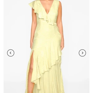 Gul baklänning - Säljer min vackra balklänning. Använd 1 gång och är i super fint skick. Lite smutsig längst längst ner vid släpet men går lätt att tvätta bort vilket jag hade kunnat göra om det önskas💕 Nypris 2150kr