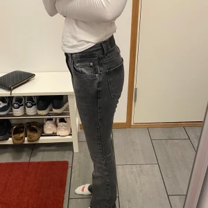 Grå bootcut jeans - Snygga grå bootcut jeans,  Gina Tricot ”Perfect jeans” stl 36.