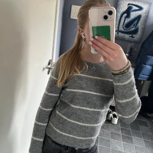 Grå och vit randig tröja - Säljer en grå stickad tröja med vita ränder från hm. Är i storlek 134-140 men passar mig som vanligtvis har XS. Tveka inte att skriva om ni har frågor!