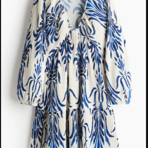 Klänning - Trendig klänning från H&M som endast är använd 1 gång utan några defekter. Jättefin till sommaren🩷