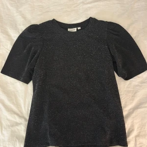 Glittrig blus  - Superfin svart glittrig blus som tyvärr aldrig kommit till användning för mig då den är lite för stor💋💋