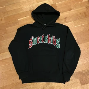 Sweet sktbs hoodie - Sweet sktbs hoodie från Junkyard i väldigt bra skick som inte används är i strl xs men sitter baggy så mer mot small skulle jag säga