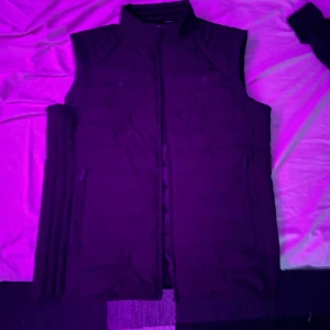 Svart väst  - Snygg svart väst från new yorker, är väldigt varm men en nackdel är att den har en brännskada på kragen annars väldigt fin.