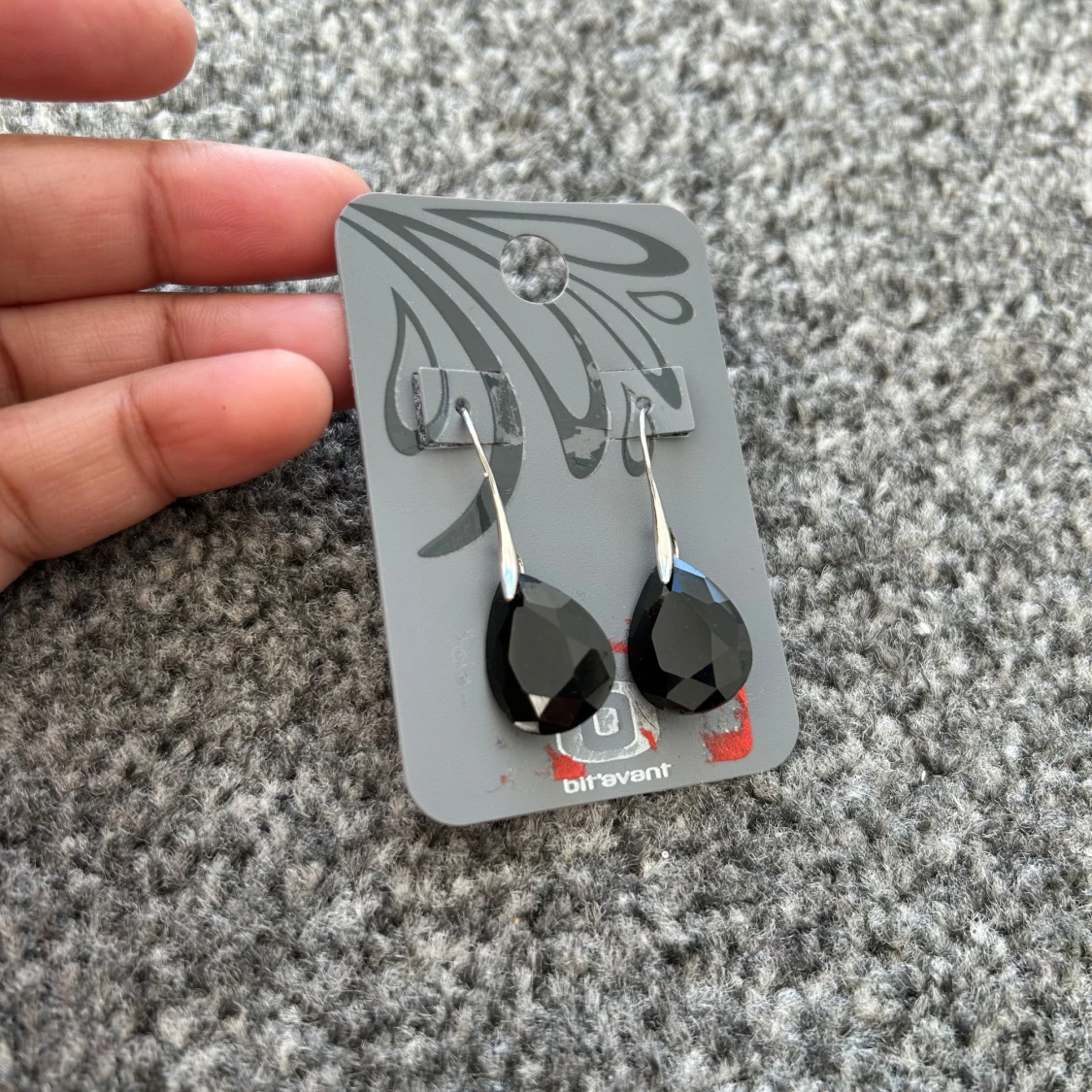 Svarta droppformade örhängen - 1