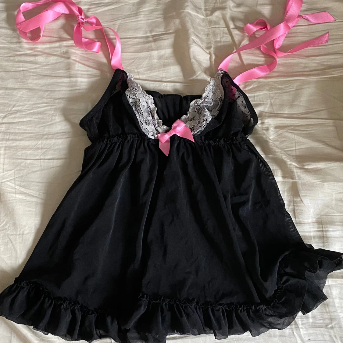 Svart negligé med rosa band