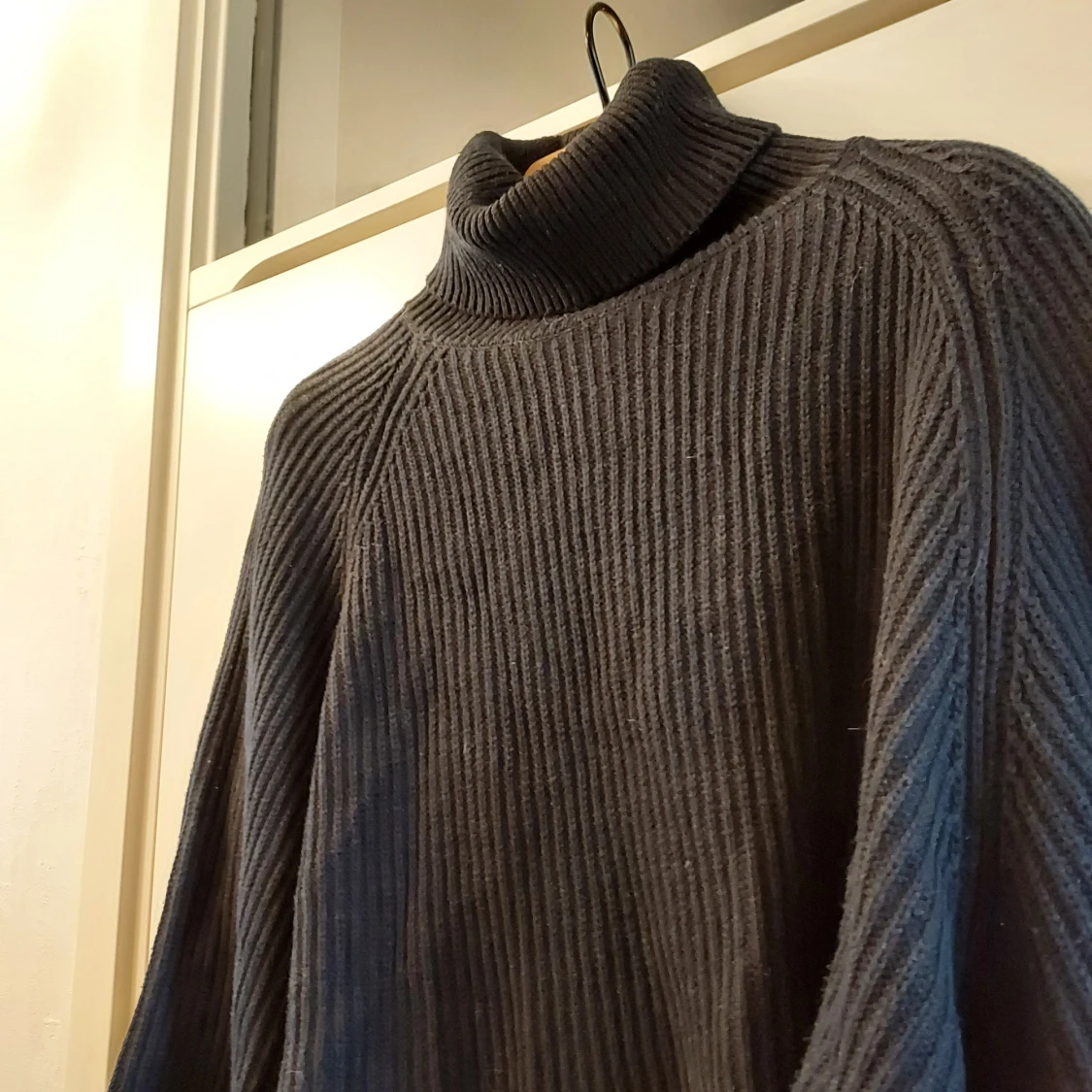 Svart ribbad polotröja från BikBok - 2