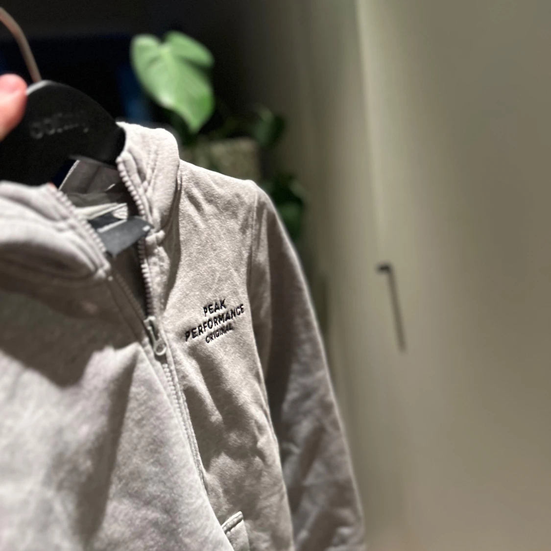 Grå hoodie från Peak Performance