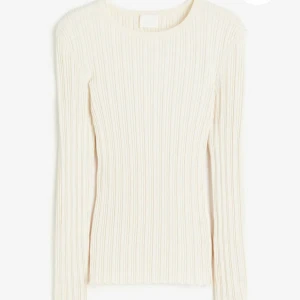 Gräddvit ribbad tröja - Figurnära och fin i passformen. Aningen sträv i materialet dock 💕