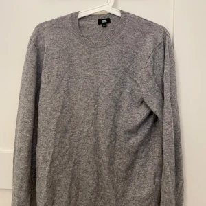 Uniqlo kashmir tröja - Uniqlo kashmir tröja. Bra skick säljer billigt