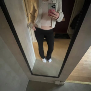 yoga pants - Svarta yoga pants i storlek S från Gina tricot!! Knappt använda och är super bekväma 🩷