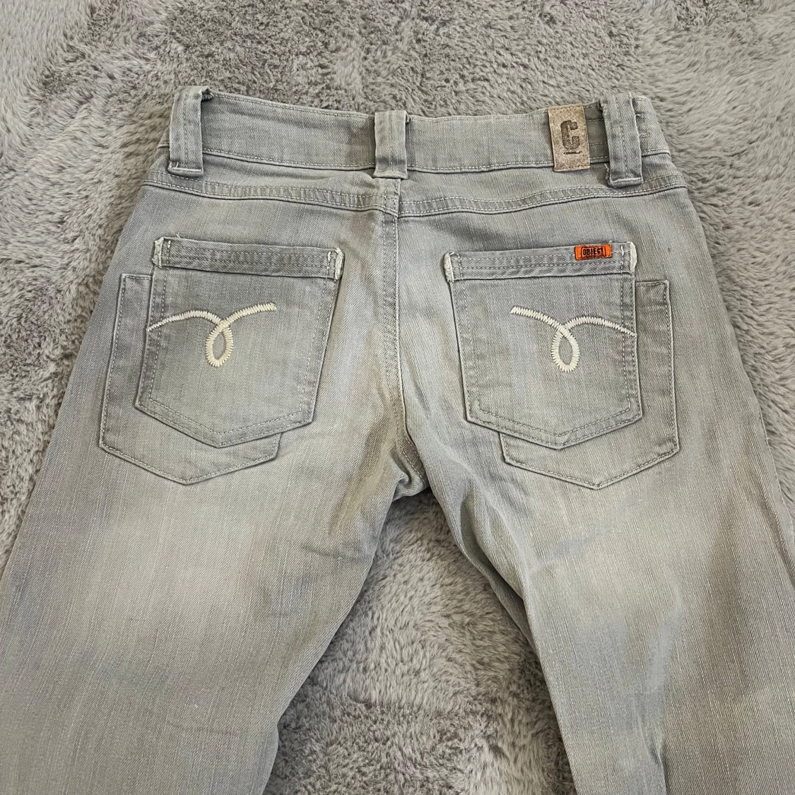 Grå lågmidjade jeans med broderade detaljer - 2