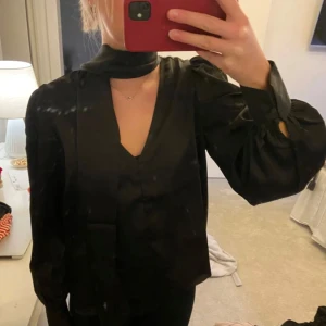 Gina Blus  - elegant blus från gina, helt oanvänd 