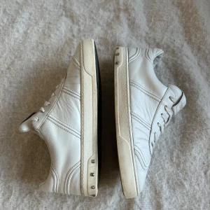 Valentino Flycrews - Säljer dessa fräscha Valentino Flycrews som passar perfekt nu till våren! Saknar sula och inget og! storlek 39,5 passar 40/ 40,5! HMU om just du är sugen!🤝