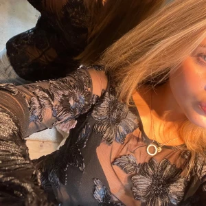 Fest topp  - Säljer den här super fina fest toppen från      Stockh lm, som jag endast använd 1 gång, alltså i nyskick utan prislapp bara💓 den har super fina 3D blom detaljer vilket gör den så unik och fin🥰