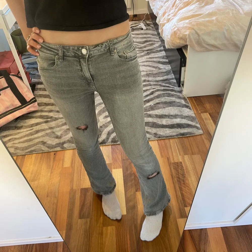 Snygga grå jeans med slitningar på knäna. Inget fel på byxorna men vill bli av med dom snabbt, där av det låga priset. Hör av dig vid intresse! 💕. Farkut & Housut.