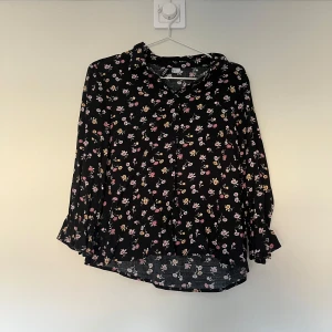 Fin sommar blus💗 - En sommrig blus ifrån hm🌸Använd ett fåtal gånger! Storlek 32💗