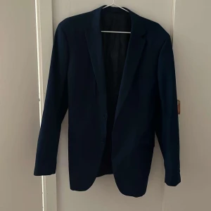 Kavaj - En mörkblå kavaj som jag säljer eftersom att den inte används, den har lite fläckar vid knapparna därför säljer jag billigare, men fläckarna är inget som inte går att ta bort