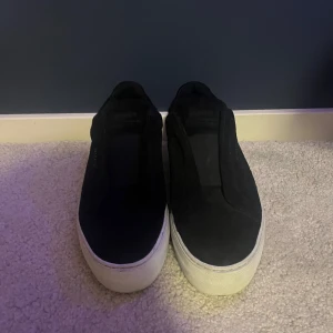 Arigatos clean 360 laceless - Snygga svarta skor från Axel Arigato med vit sula. Aldrig använda utomhus har bara testat dom inomhus. Storleken är 41. Skorna kommer med dustbag och låda. Säljer pågrund av att dom är försmå. Priset är inte hugget i sten. Tveka inte att fråga om du undrar något.