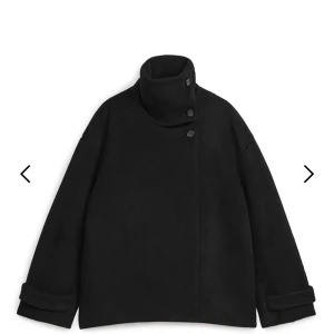 Arket kappa  - Säljer min så snygga jacka från Arket! Kappan är i mycket bra skick med endast några defekter som inte syns när man när jackan, kom privat för fler bilder. Pris kan diskuteras vid snabb affär. Nypris på jackan är 1890kr🪅🩷
