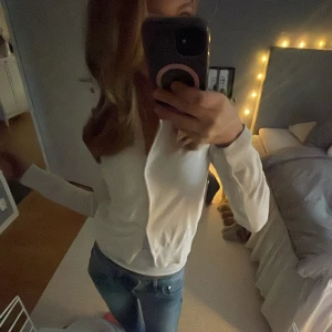 Vit kofta från H&M - Säljer en stilren vit kofta från H&M i storlek XS.  Koftan har en enkel design med långa ärmar och är tillverkad i ett mjukt material. SKRIV TILL MIG INNAN NI KLICKAR PÅ KÖP! 💞