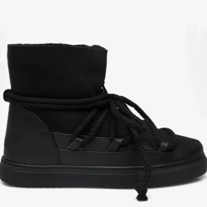 svarta INUIKKI skor💖 - Säljer mina superfina svarta vinterskor ifrån Inuikki!💖 skorna är köpts näst intill nya här på plick och sedan aldrig använda av mig och i väldigt bra skick! För egna bilder på skorna är det bara att skriva!💖💖