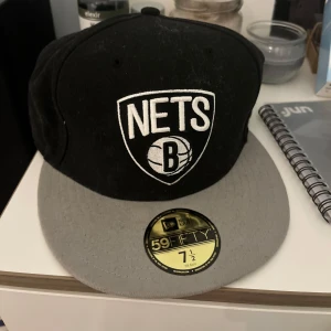 Svart och grå keps  - Från hatstore, inga defekter! Storlek: 59,6 cm