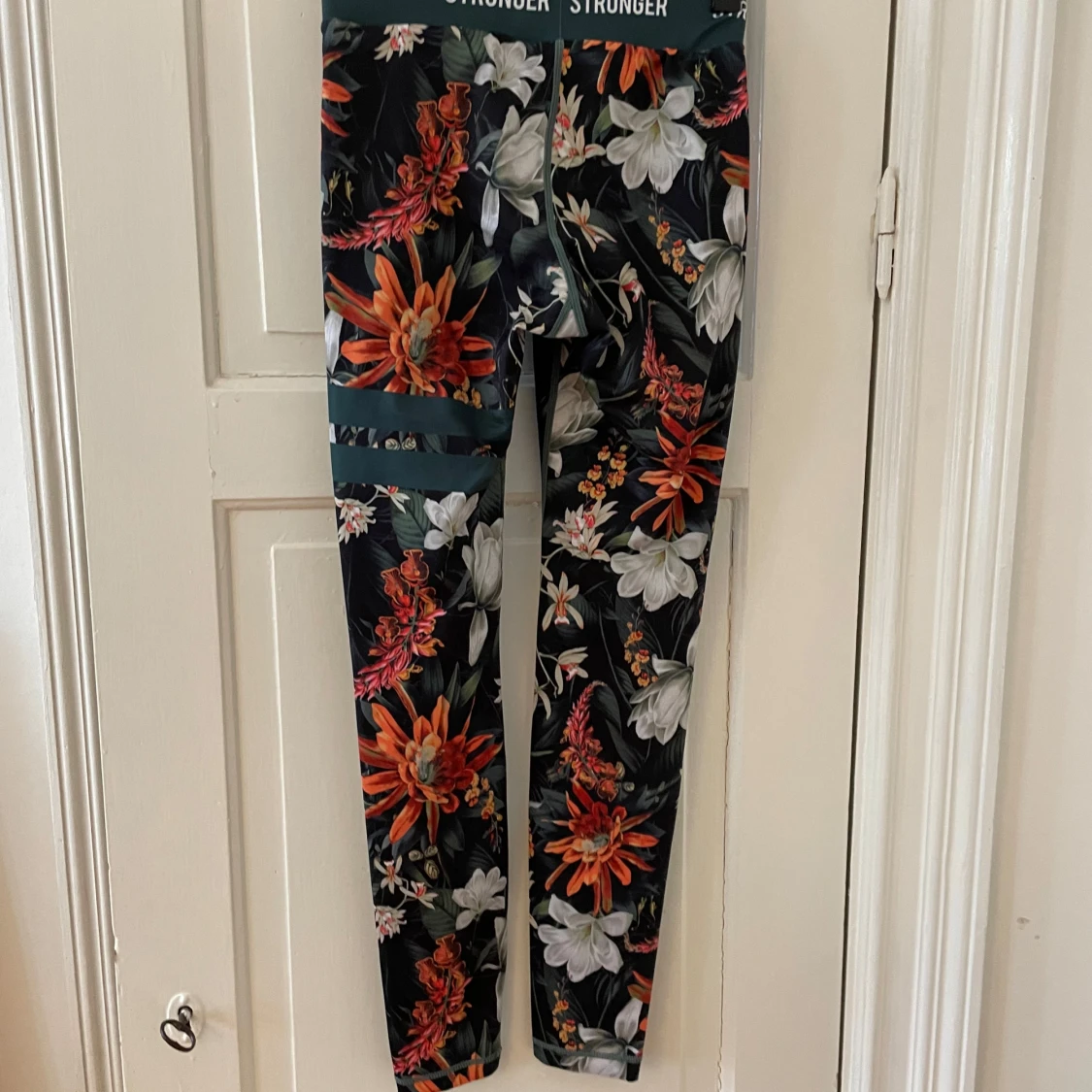 Blommiga leggings från Stronger - 90
