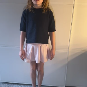 Rosa kortkjol med inbyggda shorts - Snygg rosa kortkjol med inbyggda shorts, perfekt för en aktiv dag. Tyvärr är den för liten 