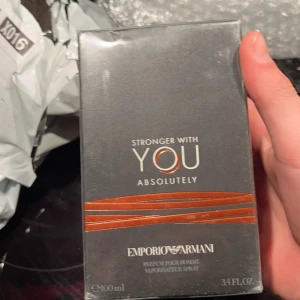 Stronger with you absolutely 100ml - En helt ny stronger with you absolutely som jag kände att jag inte ville ha och när jag öppnade korken och då gick saken som korken sitter fast på sönder och doften var ej min typ riktigt annars är allt bra med den  Vänligen hör av er