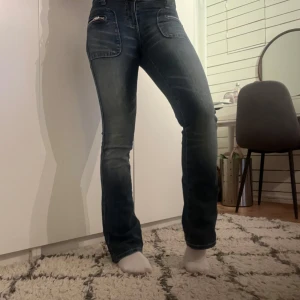 Bootcut jeans med dragkedjedetaljer - Snygga blå bootcut jeans med dragkedjor på fickorna. Väldigt stretchiga så passar S också. Jag är 168 får referens✨
