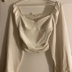 Vit offshoulder topp - vit offshoulder topp med långa ärmar. Köpt från Nelly, är i bra skick💕