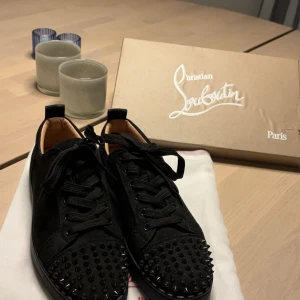 Christian Louboutin - - loubs✅ - använda 2 gånger✅ -allt på bilderna tillkommer, nya spikar, kvitto ect✅ -storlek 42✅ / står ej för skador sker under frakten✅