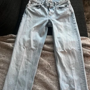 Ljusblå jeans från Zara - Snygga ljusblå jeans från Zara med klassisk femficksdesign och knappgylf. Perfekta för en avslappnad stil. 
