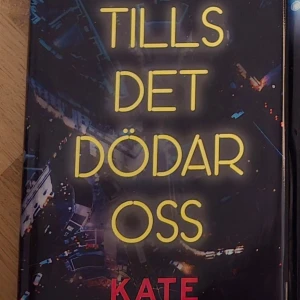 Tills det dödar oss - Boken 'Tills det dödar oss' av Kate har en omslagsdesign med neonfärgad text mot en mörk bakgrund som ger en urban och mystisk känsla. Perfekt för dig som gillar spänning och drama.