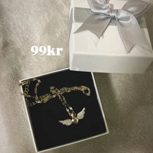 Hjärta ring med vingar i guld och diamanter  - Halsband i Rostfritt stål, justerbar, och helt nytt!!  99kr plus frakt ❤️