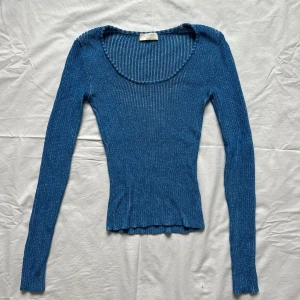 Långärmad tröja  - Blå långärmad tröja, den är töjbar  Vid köp av flera varor får du rabatt 💛