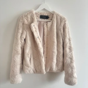 Beige pälsjacka - Beige pälsjacka/ kofta från Vero Moda, storlek S! Säljer för att den blivit för liten, fint skick🩷