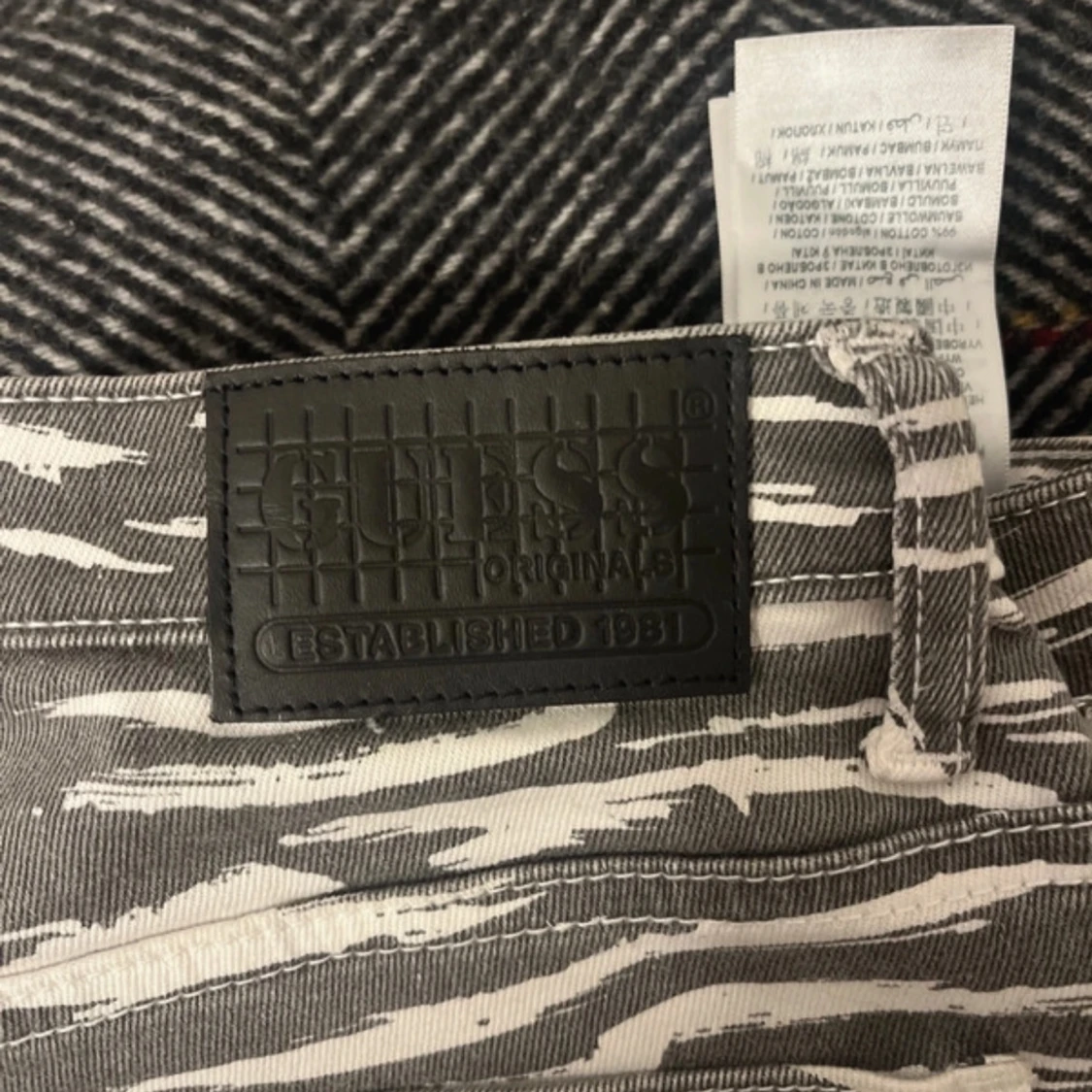 Zebramönstrade byxor från Guess - 91