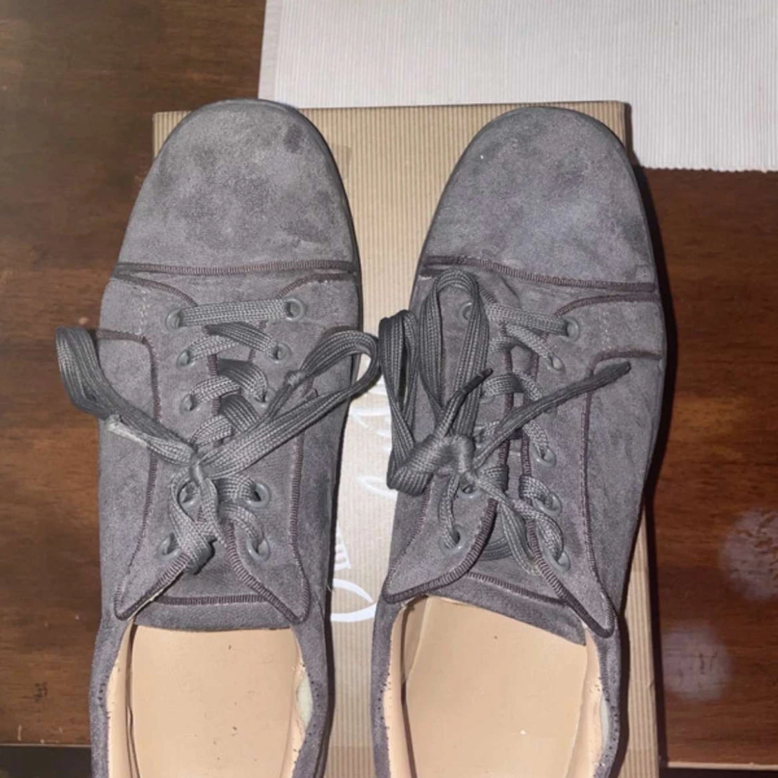 Grå mockasneakers från Christian Louboutin - 90