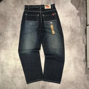 Mörkblå jeans från Southpole - Hej på alla 😎deadstock southpole red tab jeans!! 34/34 Xl om ni har några frågor är det bara att fråga 🙋 