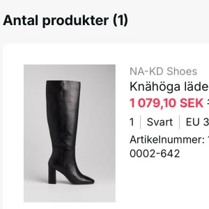 Knähöga svarta läderstövlar från NA-KD🖤 - Snygga knähöga stövlar i svart läder från NA-KD. De har en dragkedja på sidan och en stabil klack för extra komfort. Perfekta för att ge din outfit en elegant touch.