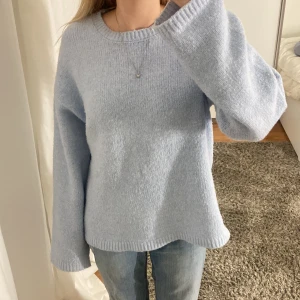 Stickad tröja - Oversized stickad tröja från bikbok med utsvängda ärmar, endast använd en gång!